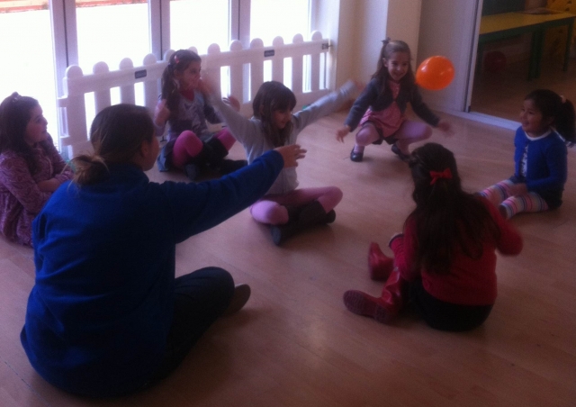 Jugando con globos.jpg